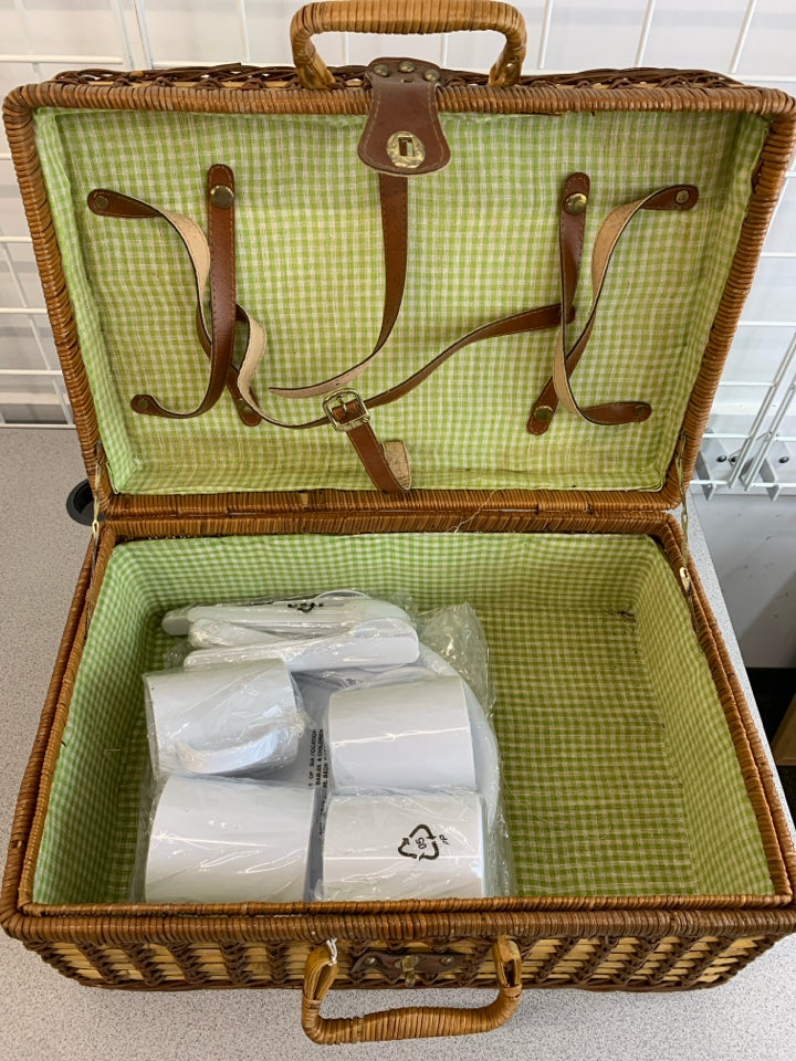 2-TONED WICKER PICNIC BASKET W/NIP PLATES SERVICE FOR 4.