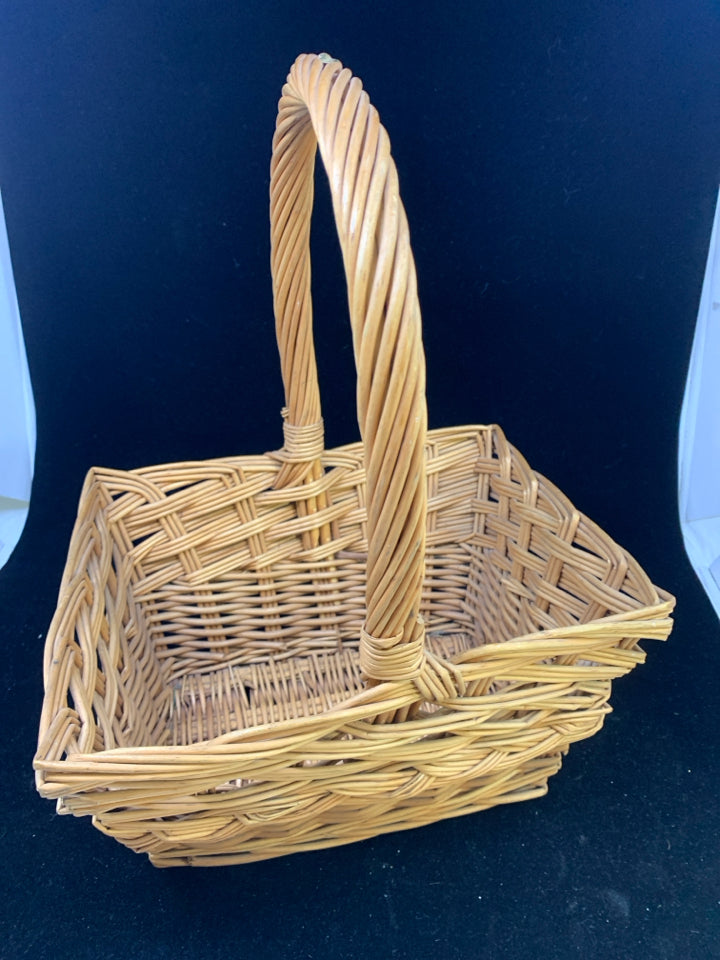 RECTANGLE BRAIDED BASKET W/HANDLE.