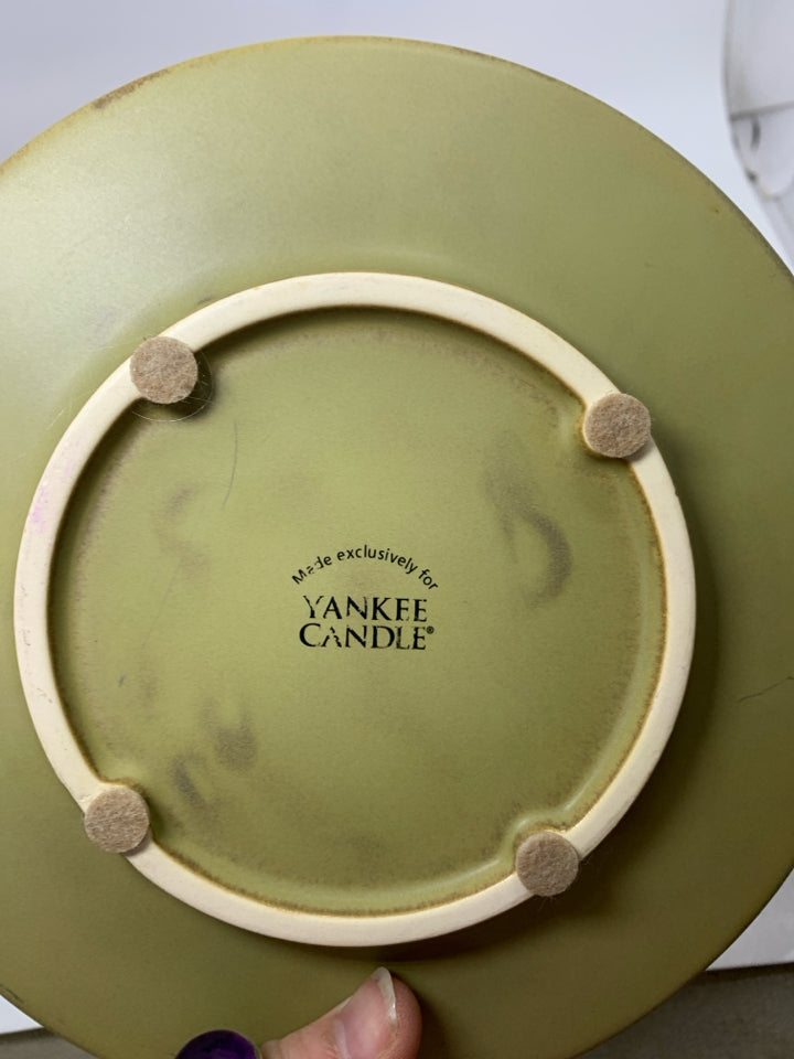 EMBOSSED PIP BERRIES CANDLE PLATE.
