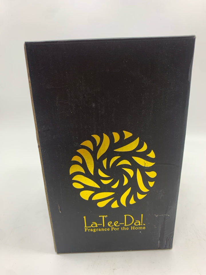 NIB LA-TEE-DA! SEASCAPE EFFUSION FRAGRANCE LAMP.