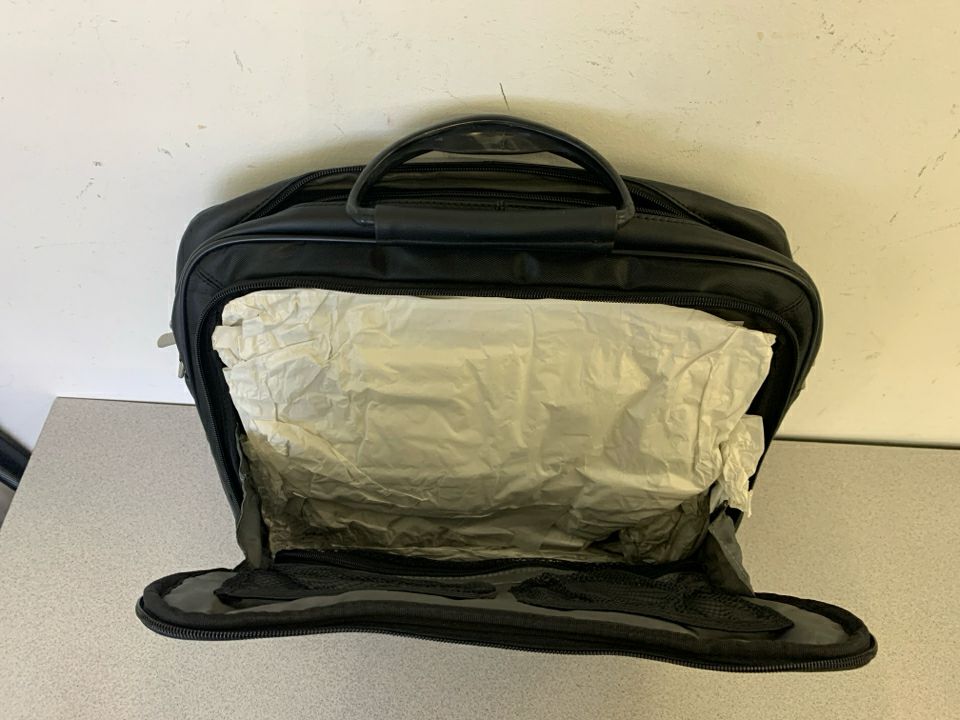 BLACK FAUX LEATHER COMPUTER BAG.