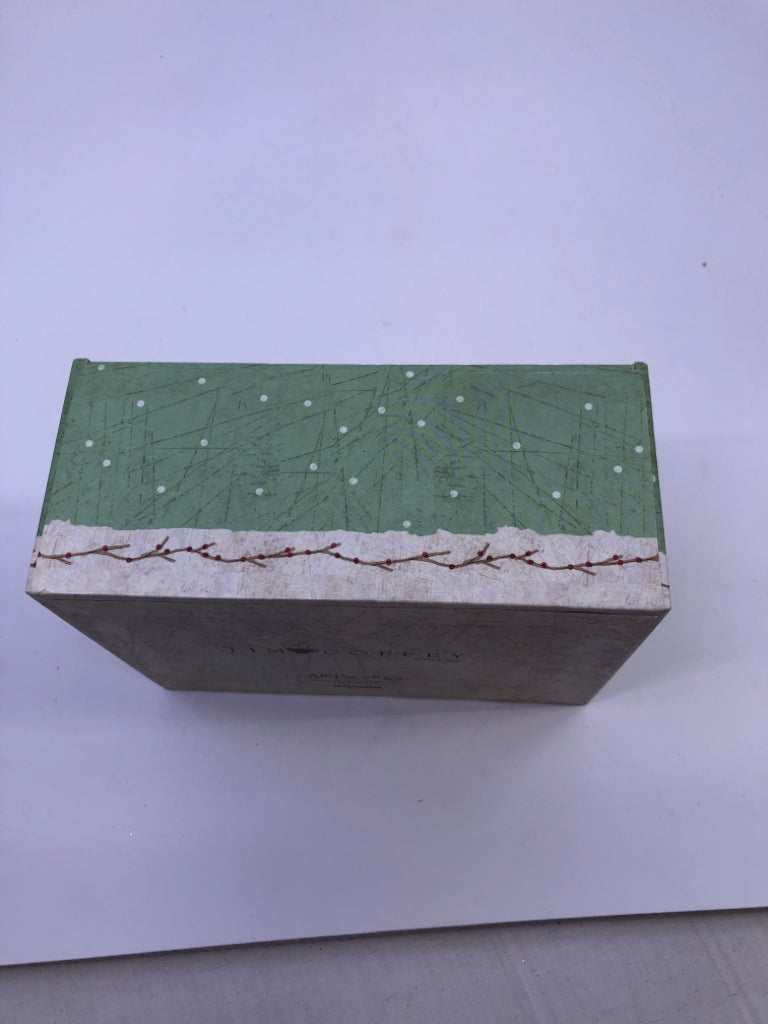 POLAR BEAR W/ CARDINALS GIFT BOX.