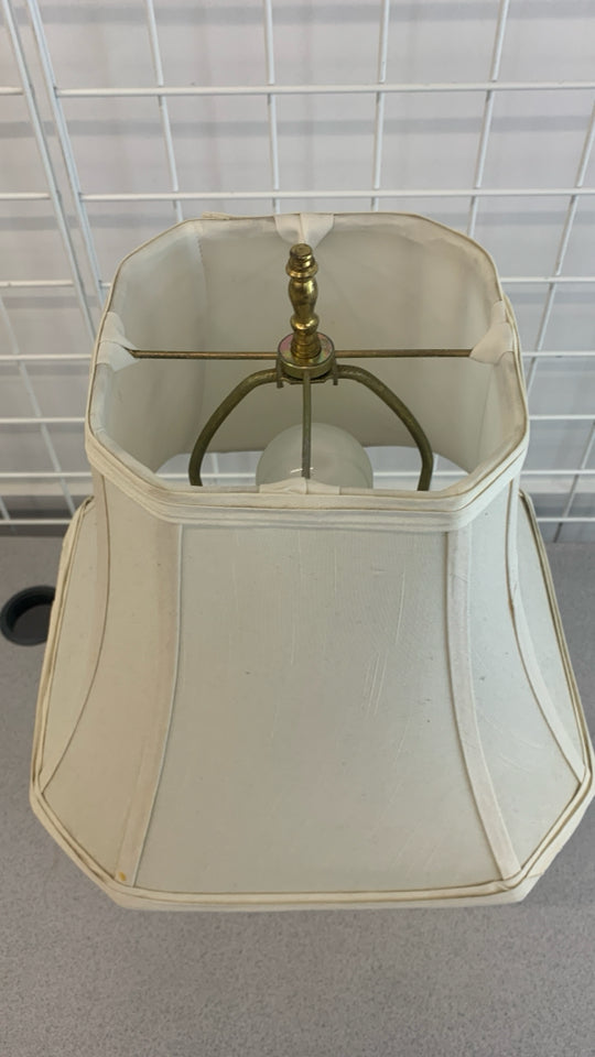 GOLD METAL BASE LAMP W/CREAM SHADE.