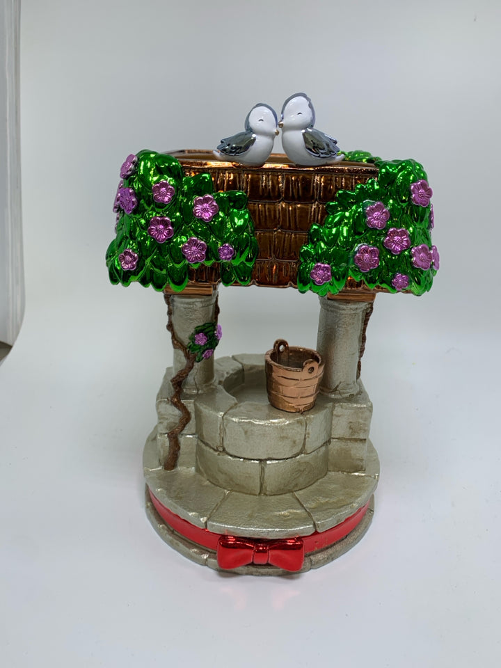 DISNEY PRINCESS SNOW WHITE PEDESTAL WISHING WELL 3 WICK CANDLE HOLDER.