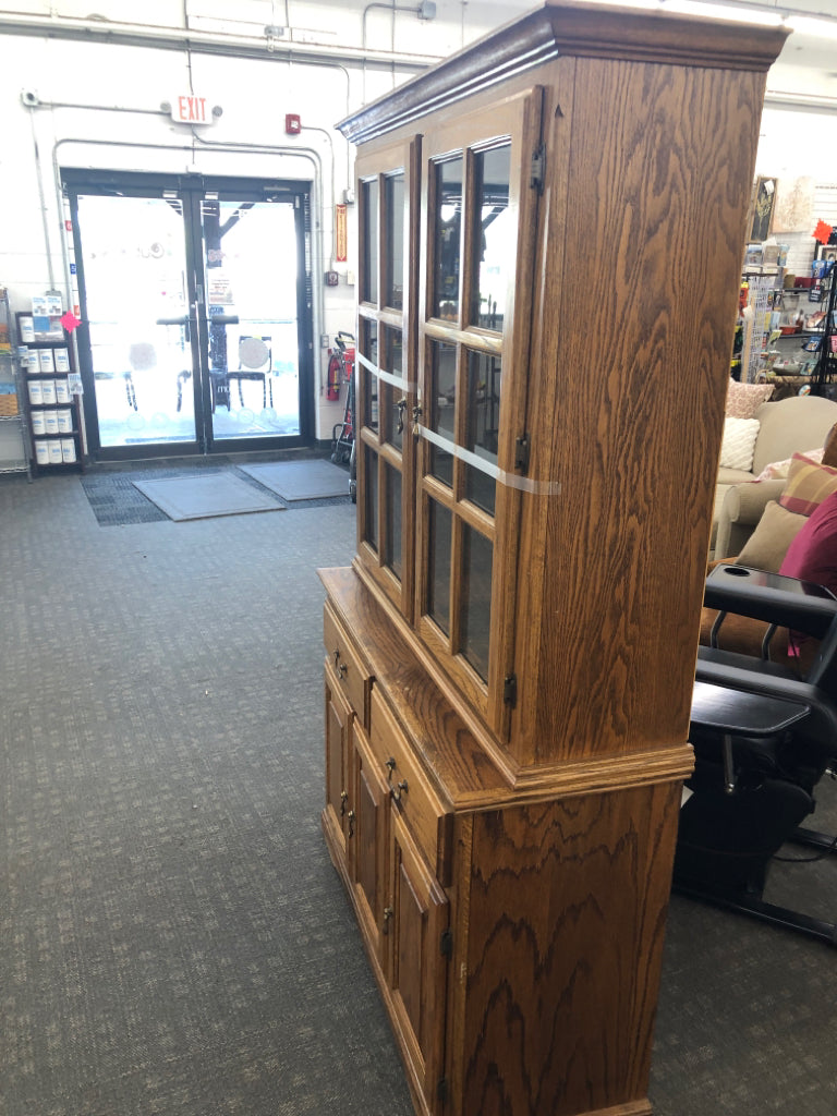 LARGE OAK WOOD 2PC HUTCH W GLASS DOORS.