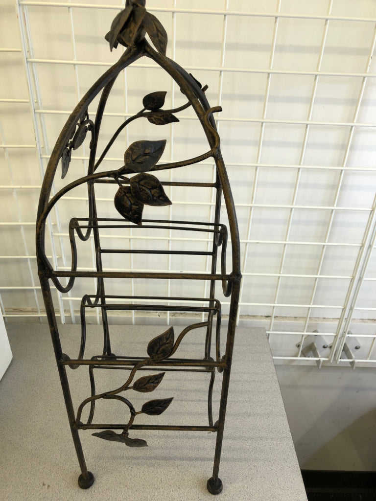 METAL VINE BOTTLE HOLDER.