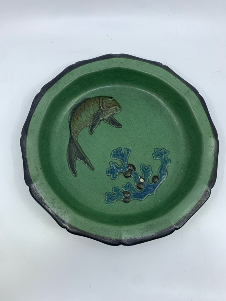 VTG IPSEN DENMARK ART POTTERY DARK GREEN BLACK EDGE W/ EMBOSSED FISH "PIE".