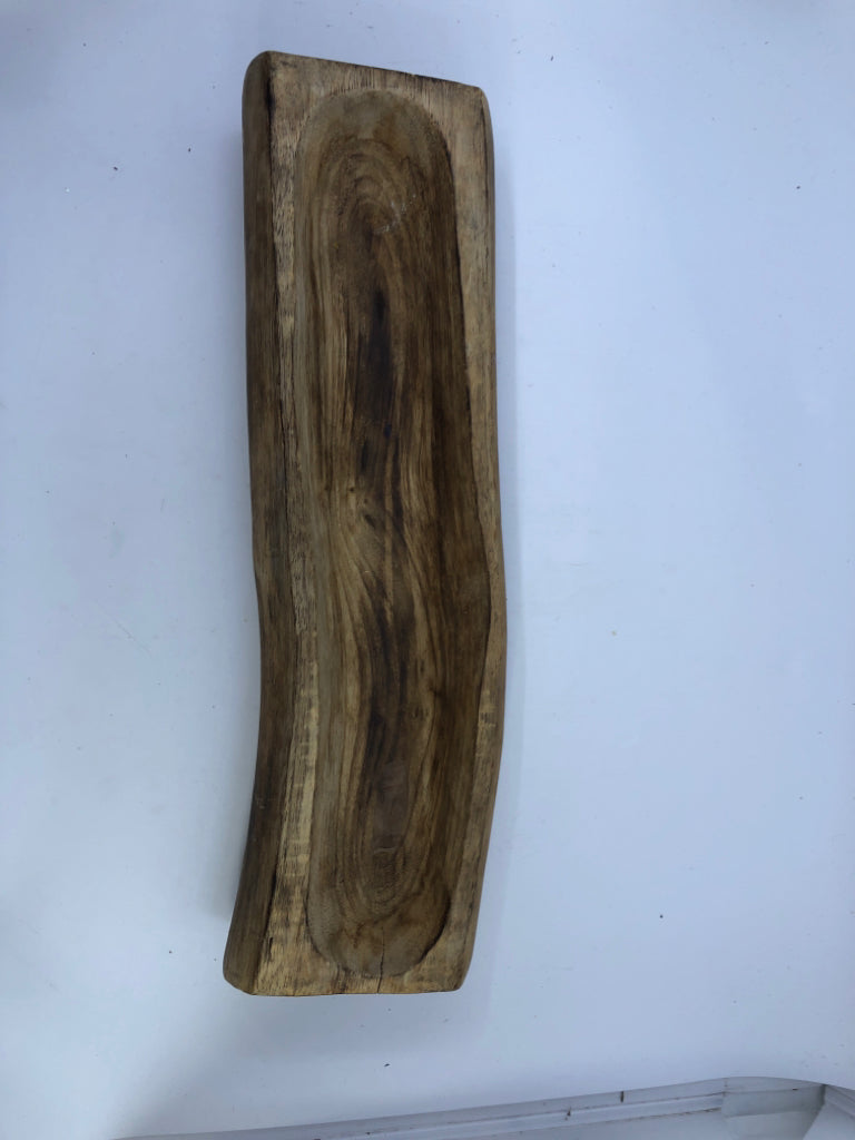 WOOD CENTERPIECE.