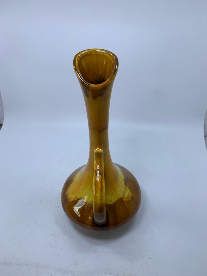 OMBRE FOOTED VASE W/ LONG NECK ONE HANDLE.