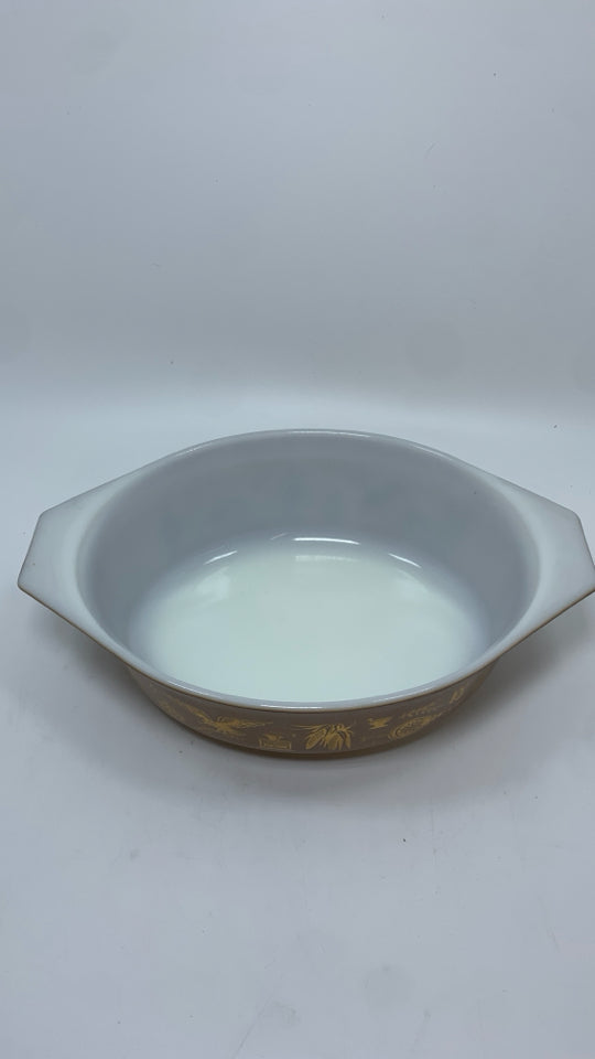 VTG PYREX OVAL CASSEROLE DISH W/BROWN+GOLD DESIGN.