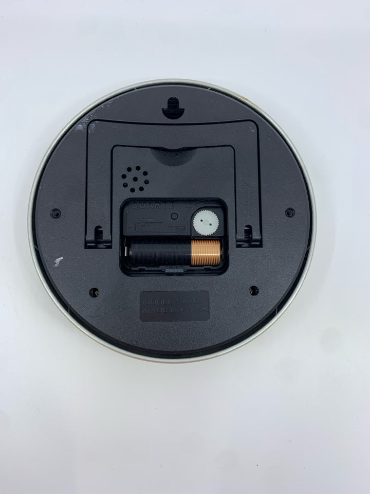 SMALL ROUND CLOCK.