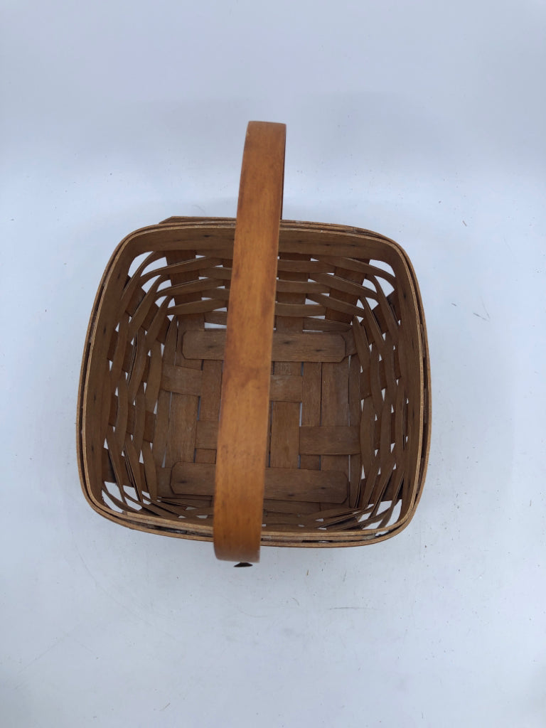1984 SQUARE LONGABERGER BASKET WITH HANDLE.