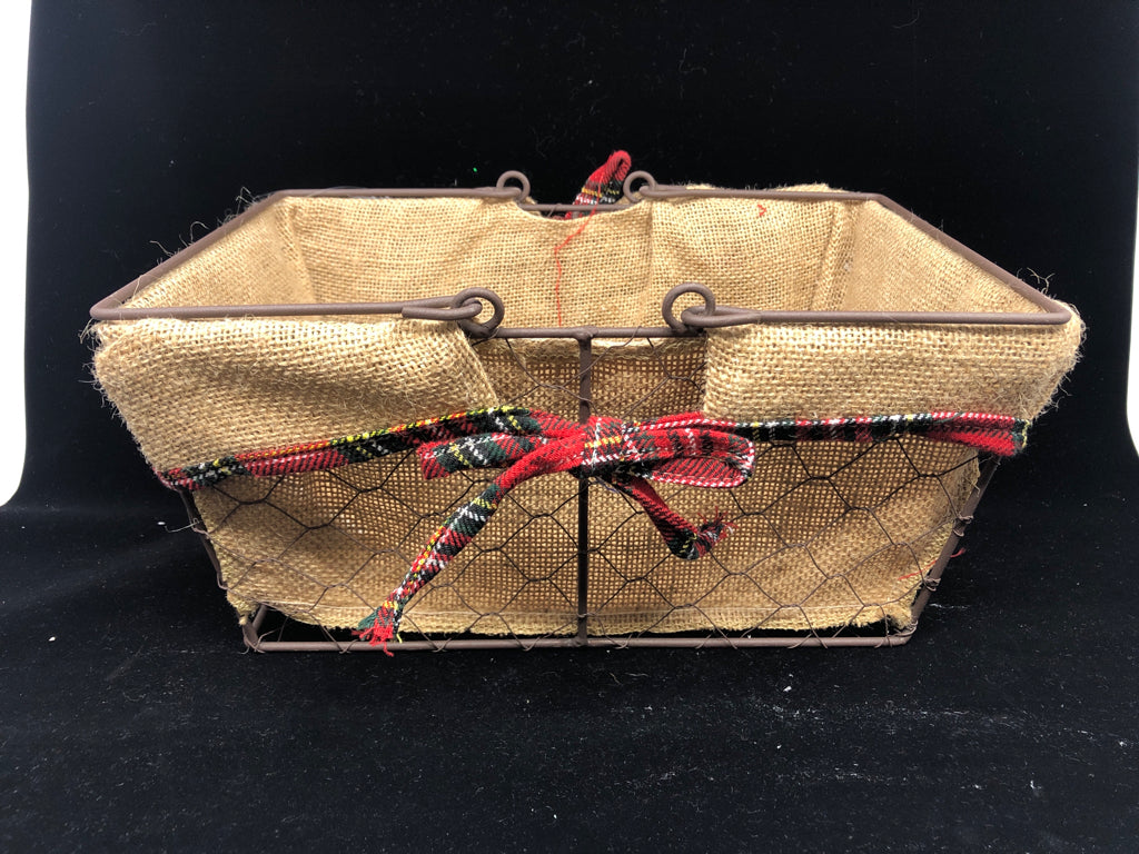 BROWN CHICKEN WIRE BASKET W BURLAP LINER.