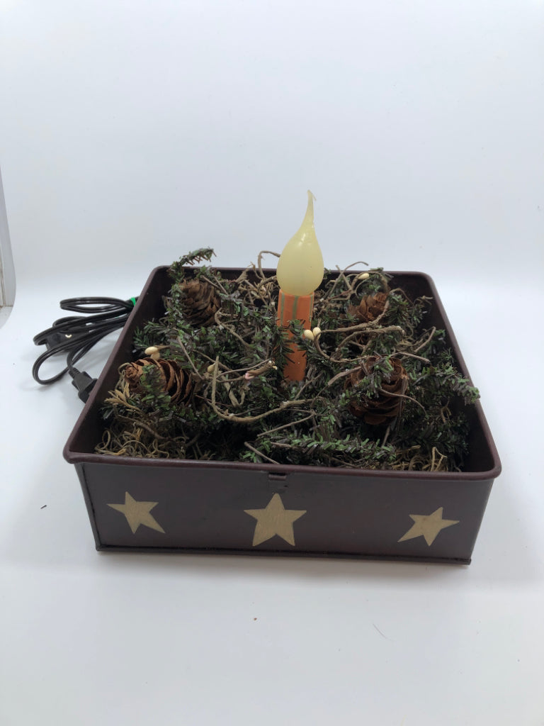 PRIMITIVE LIGHT UP CANDLE W/WINTER WREATH IN TIN STAR TRAY.