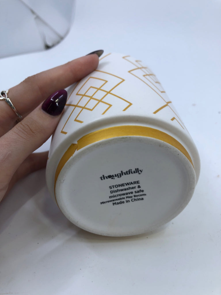 WHITE W GOLD DETAIL PENCIL CUP.
