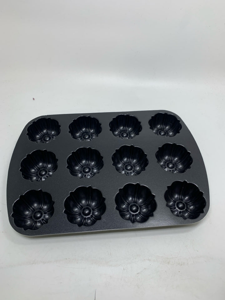 MINI BUNDT CUPCAKE BAKING PAN NON STICK.