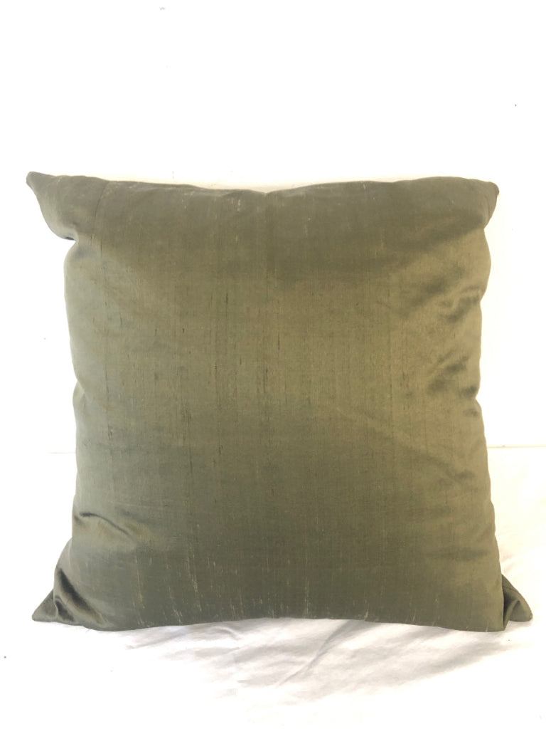 GREEN VINE PATTERN PILLOW.