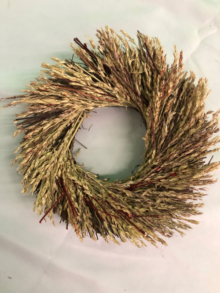SMALL WHEAT WREATH W/ RED DETAILS.