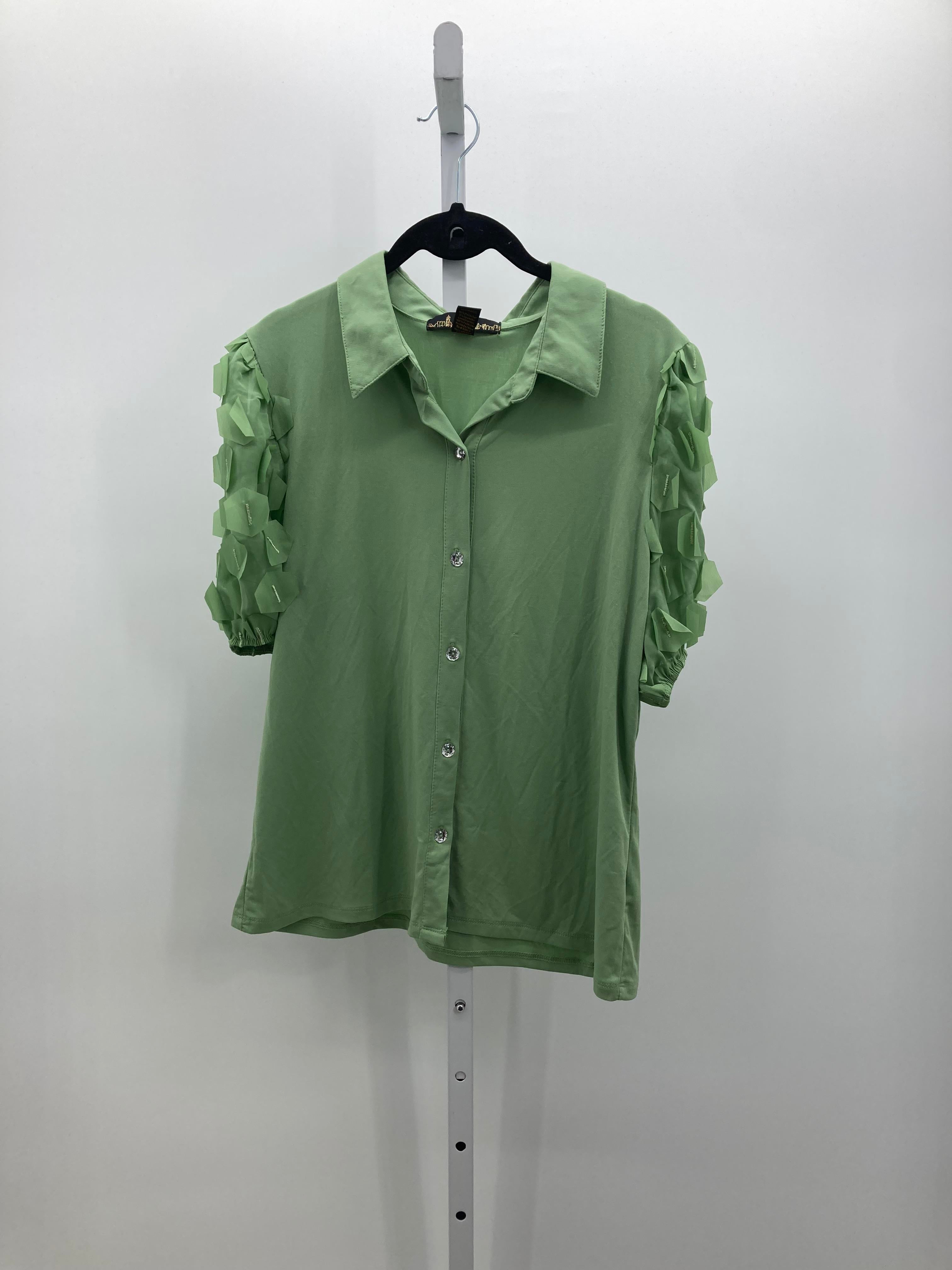 Size Medium Misses Short Sleeve Shirt