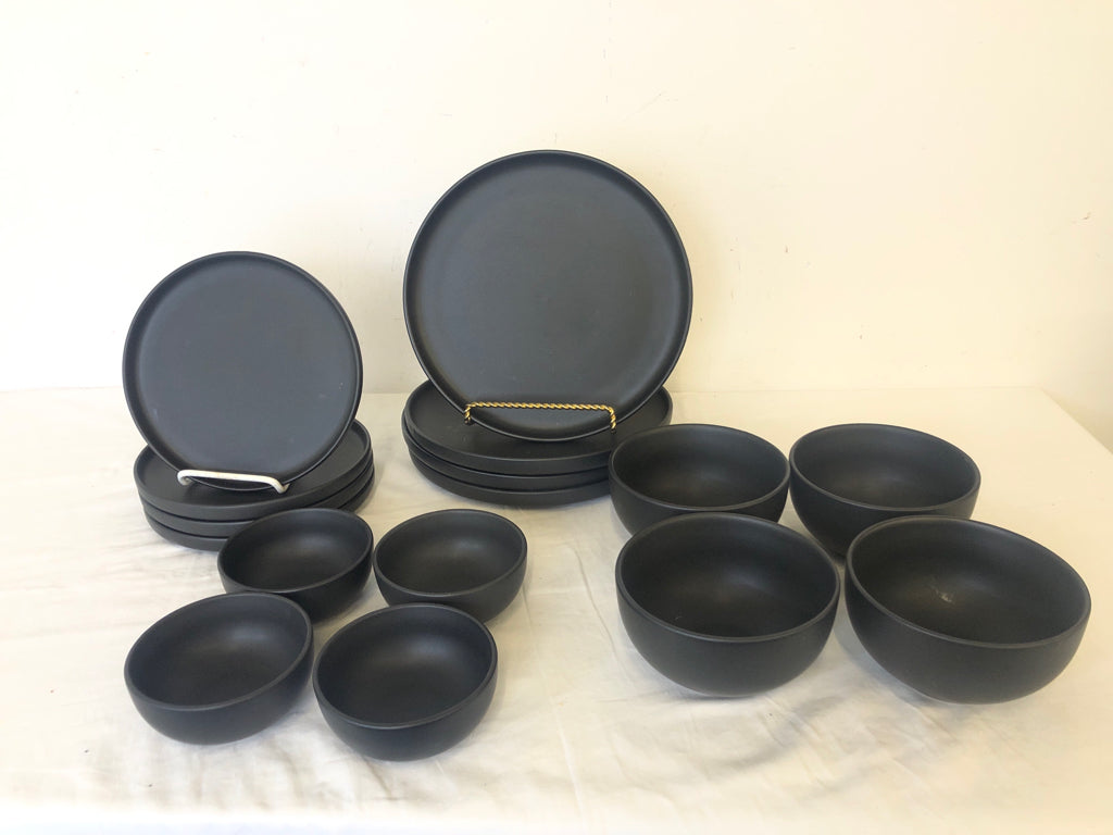 16PC BLACK MATTE SERVICE FOR 4- 4 DINNER PLATES, 4 LUNCH PLATES, 4 BOWLS, 4 SMAL