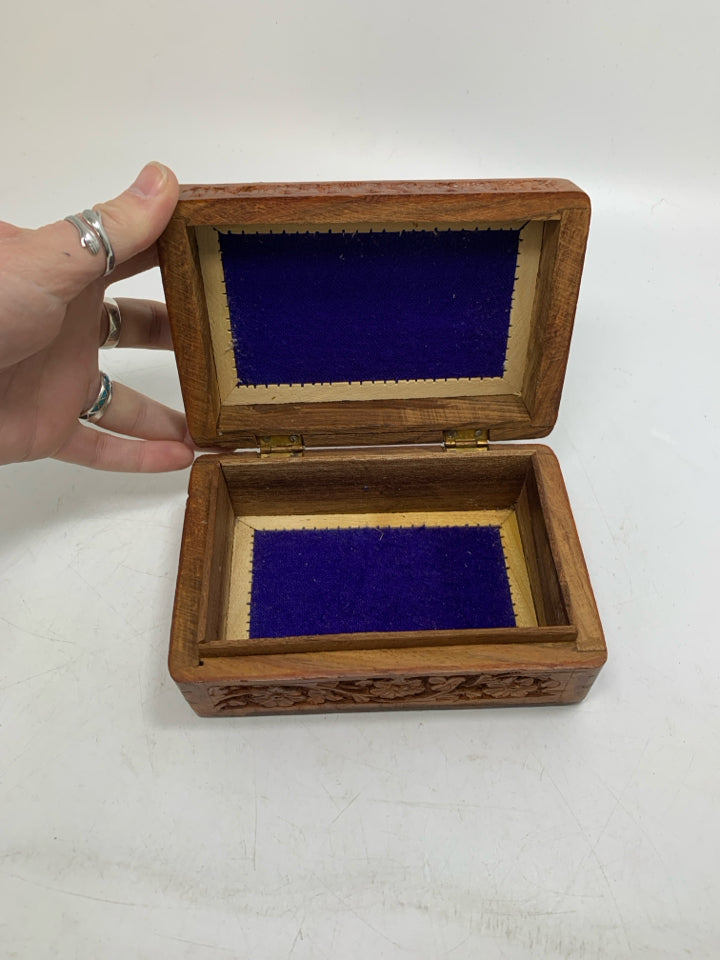 RECTANGLE CARVED WOOD JEWELRY BOX W/ FLOWER IN LAY.