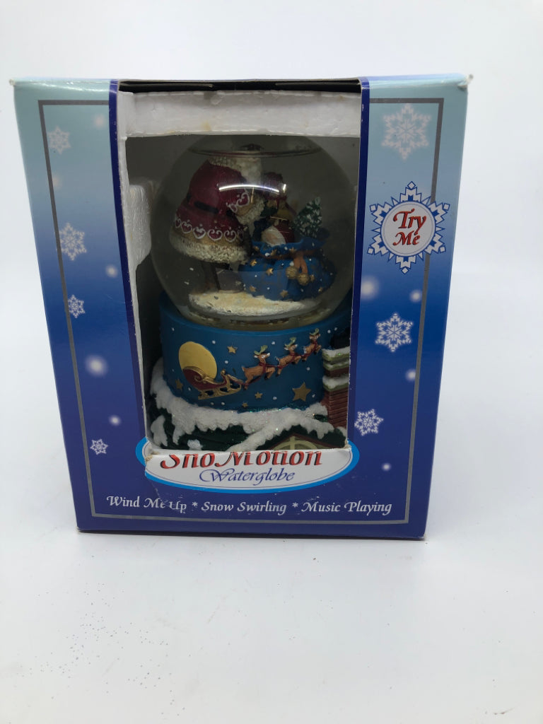 NIB SNOWMOTION SANTA SNOW GLOBE.