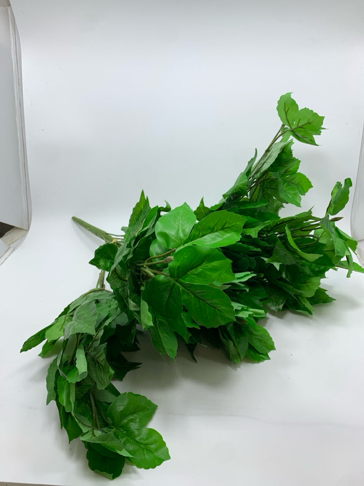 FAUX 3-PETAL LEAF BUNCH.