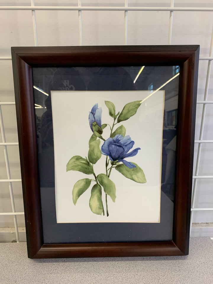 BLUE FLOWER PRINT IN BROWN FRAME.