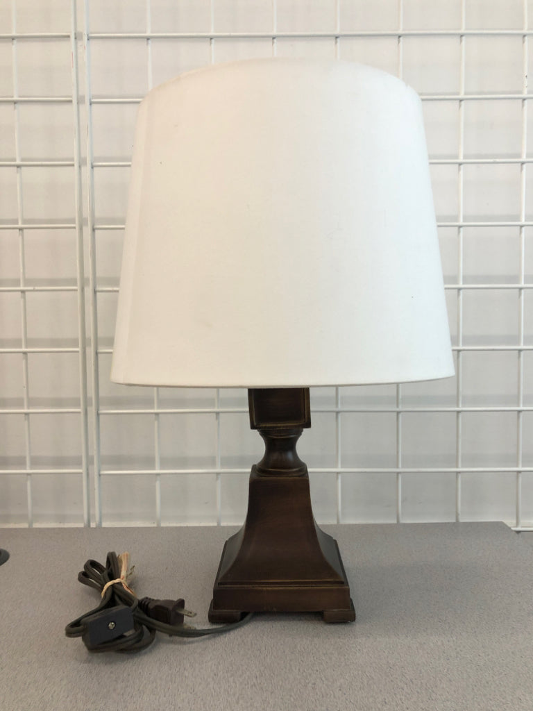 SM BROWN LAMP W/WHITE SHADE.