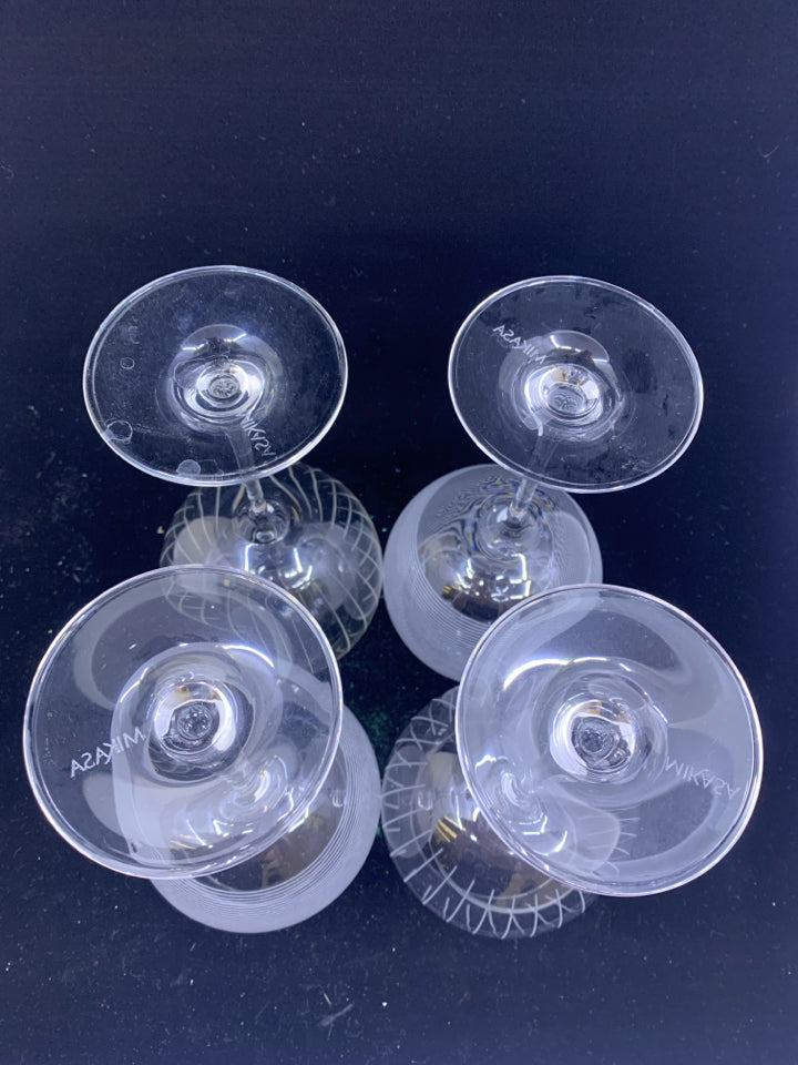 4 WIDE MOUTH WINE GLASS WITH WHITE LINE ACCENT.