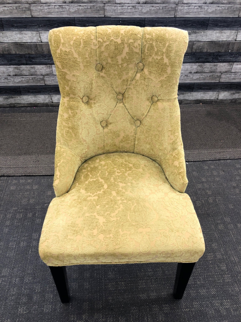 UPHOLSTERED GREEN ACCENT CHAIR.