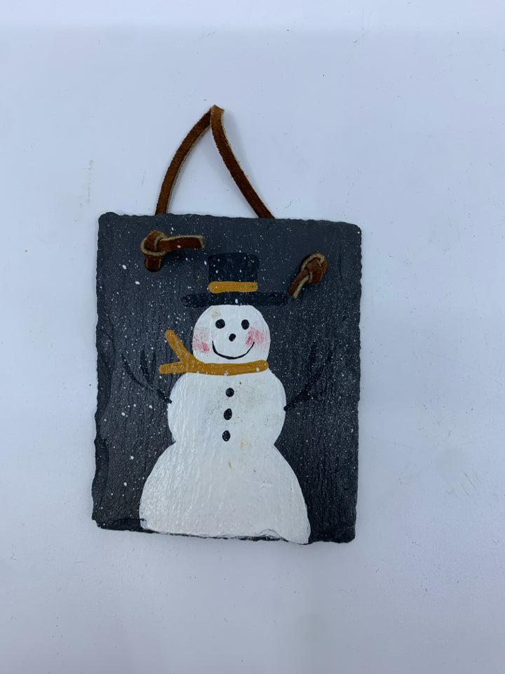 SMALL SNOWMAN SLATE ORNAMENT.