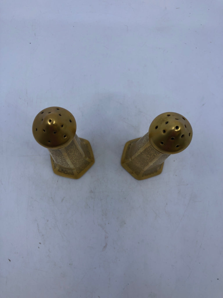 VTG SKINNY GOLD SALT AND PEPPER SHAKERS.