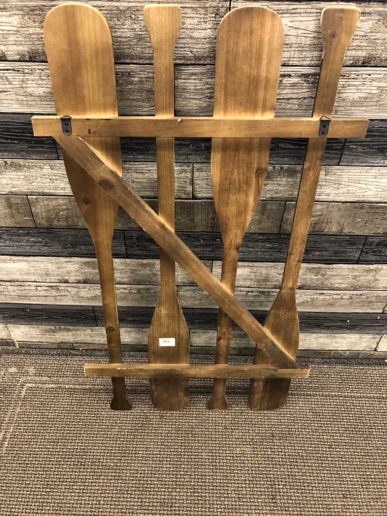 PAINTED WOODEN OAR WALL-HANGING.