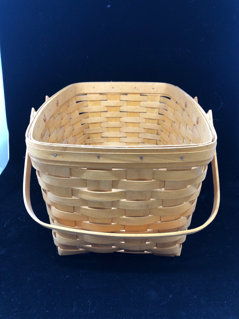 1999 BLONDE RECTANGULAR BASKET W/HANDLES.