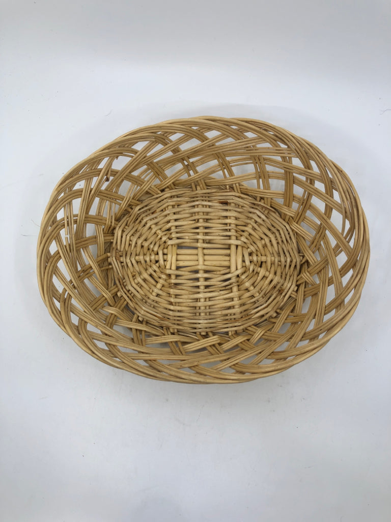 OVAL WOVEN BLONDE BASKET.