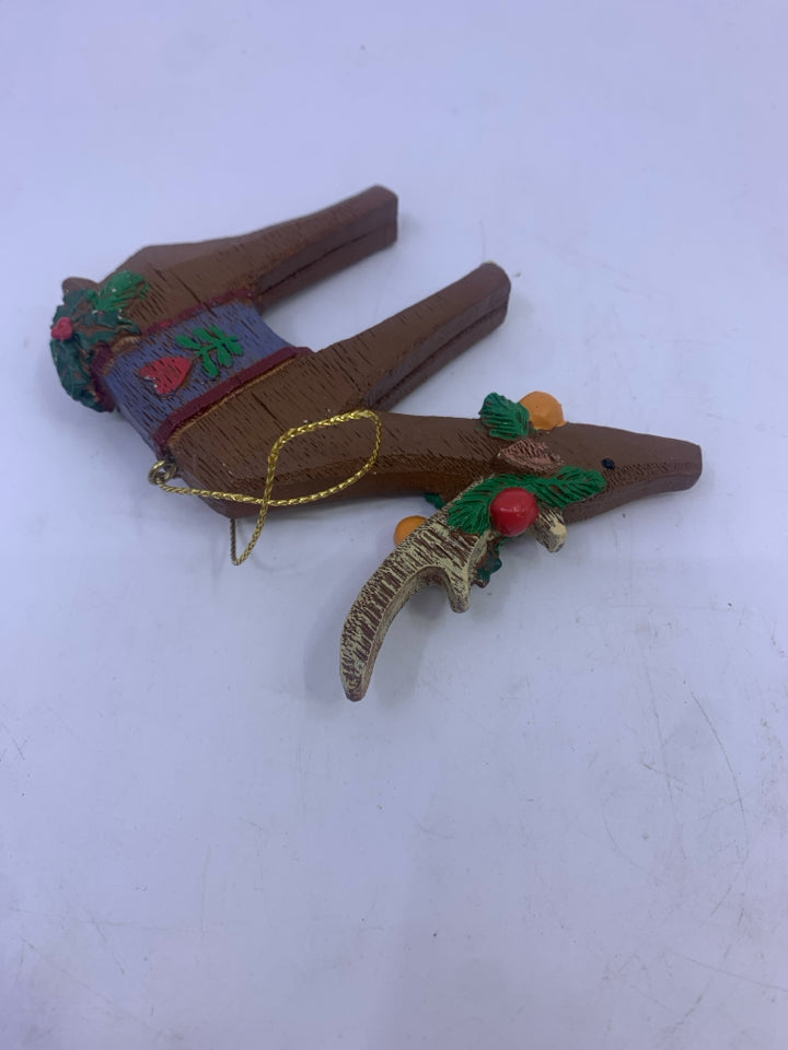 WOOD GRAIN REINDEER ORNAMENT.