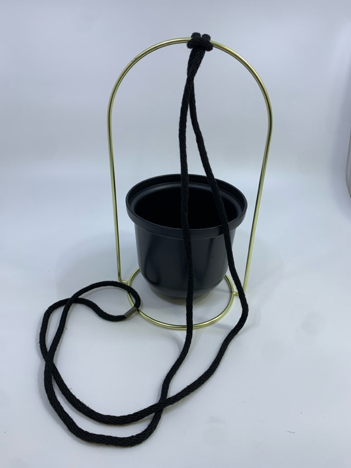 HANGING BLACK PLASTIC POT IN GOLD WIRE.