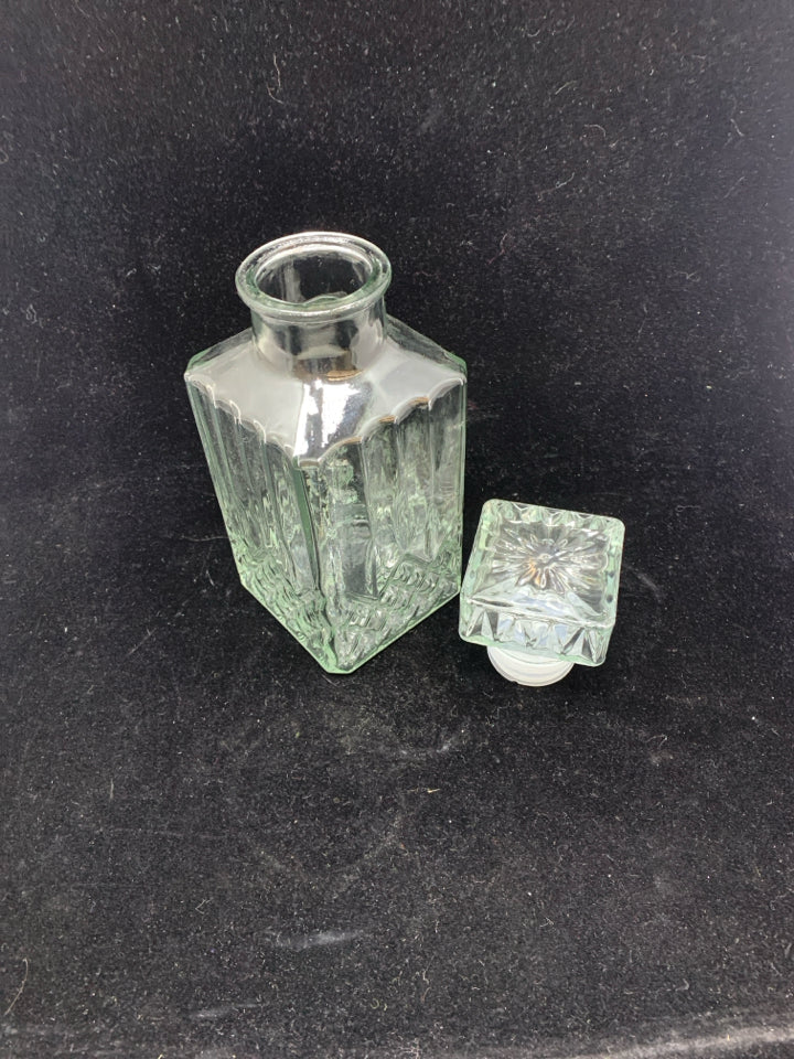 SQUARE GLASS DECANTER.