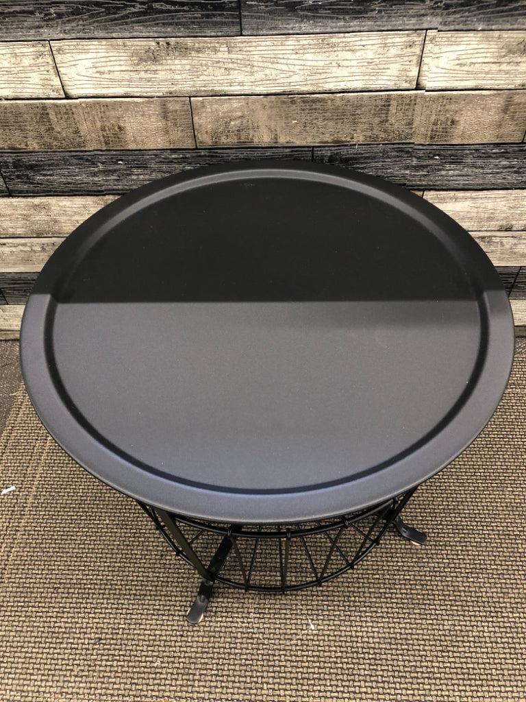 BLACK METAL BASKET SIDE TABLE.