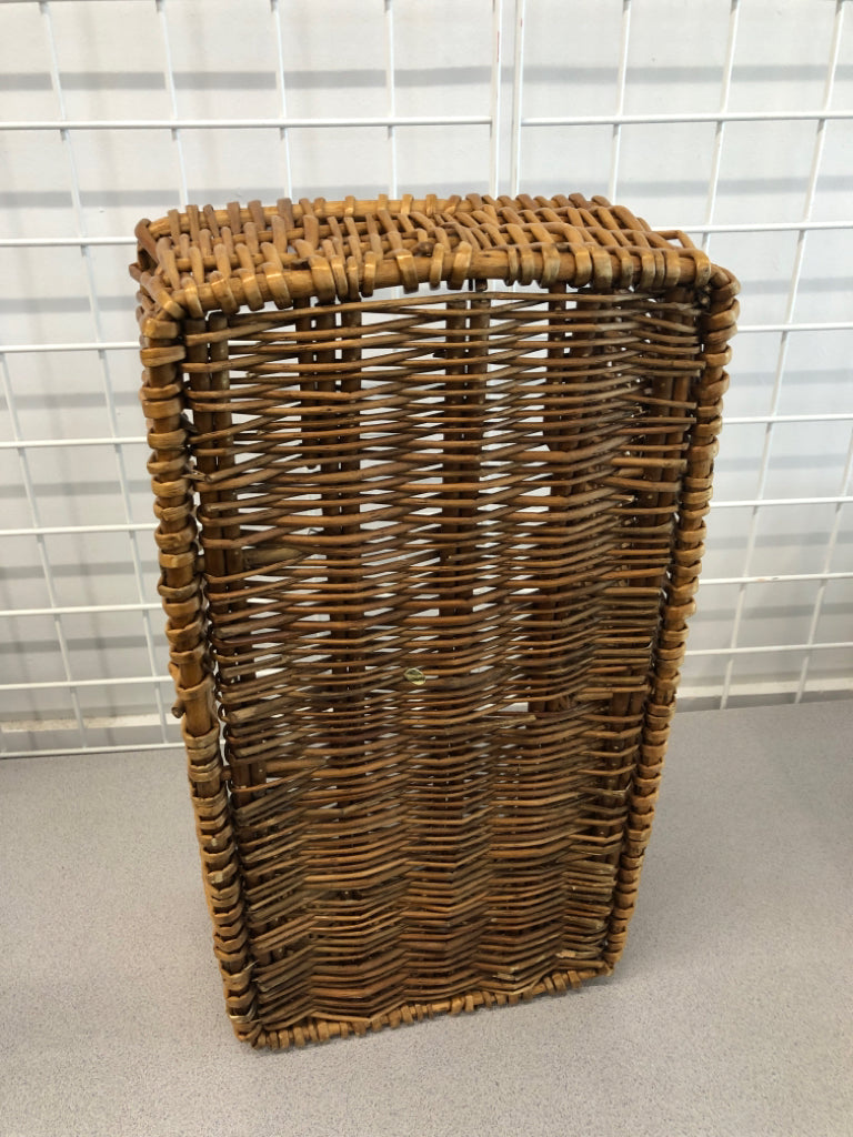 RECTANGLE WICKER BASKET W/HANDLES.