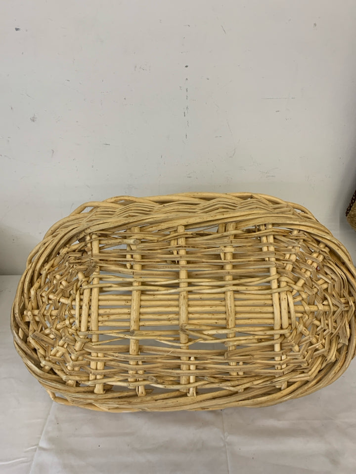 LARGE RECTANGLE BASKET W SINGLE HANDLE.