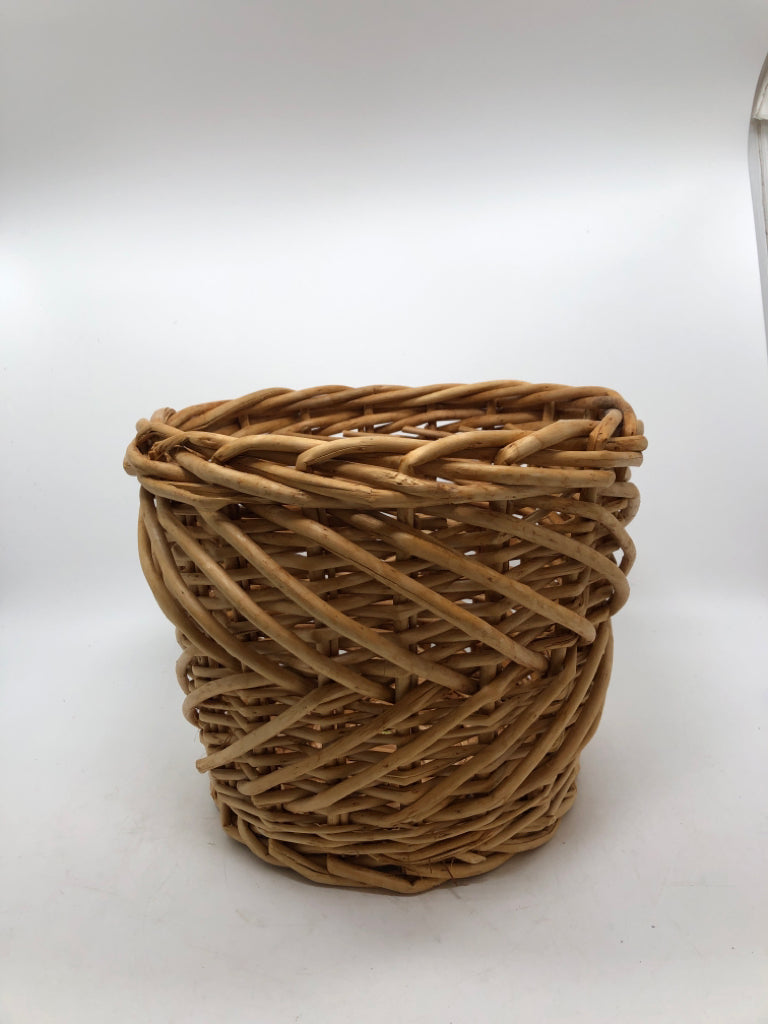 ROUND WICKER BASKET.
