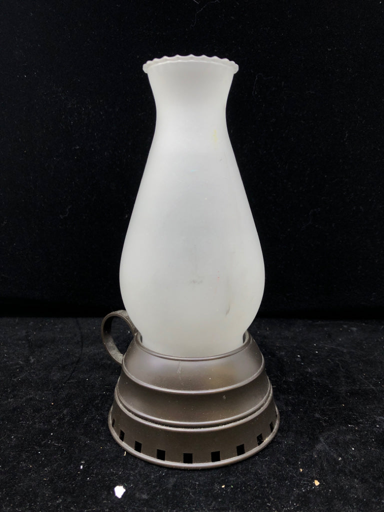 BATTERY FAUX LIGHT UP OIL LAMP.