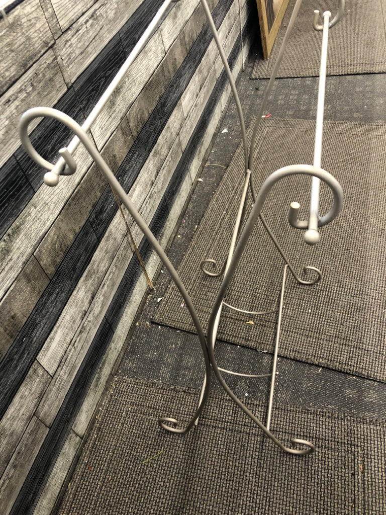 METAL QUILT RACK.