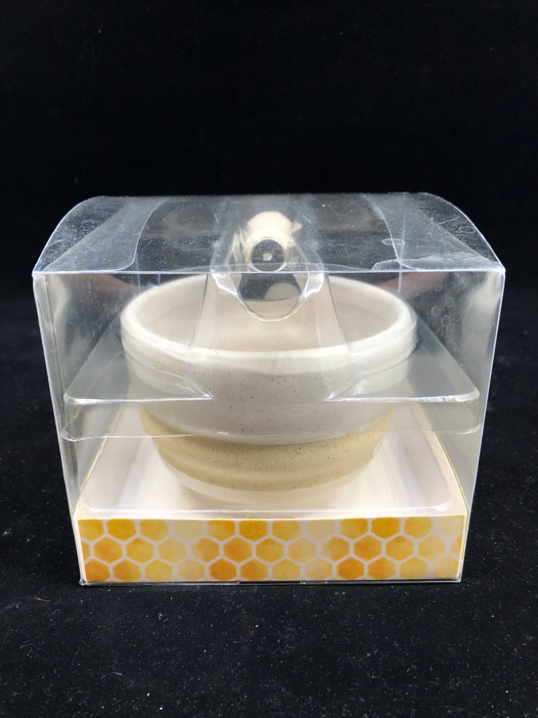 NIB HONEY POT WITH SPREADER WHITE/TAN SPECKLED W/BEE