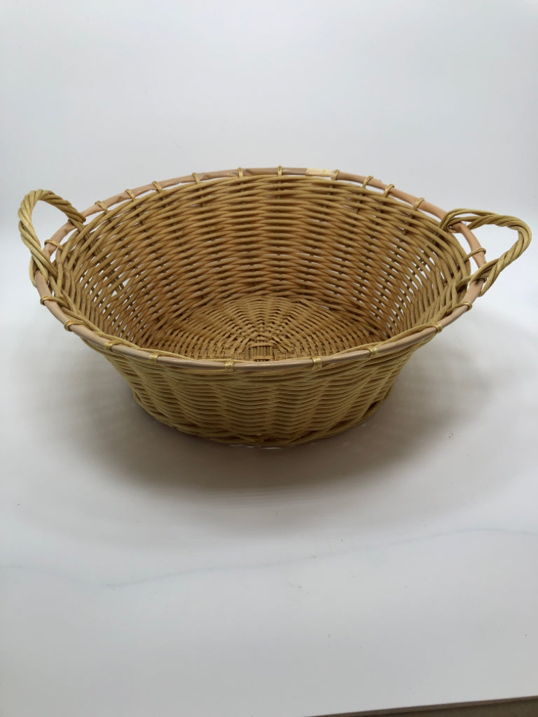 ROUND WICKER BASKET W/HANDLES.