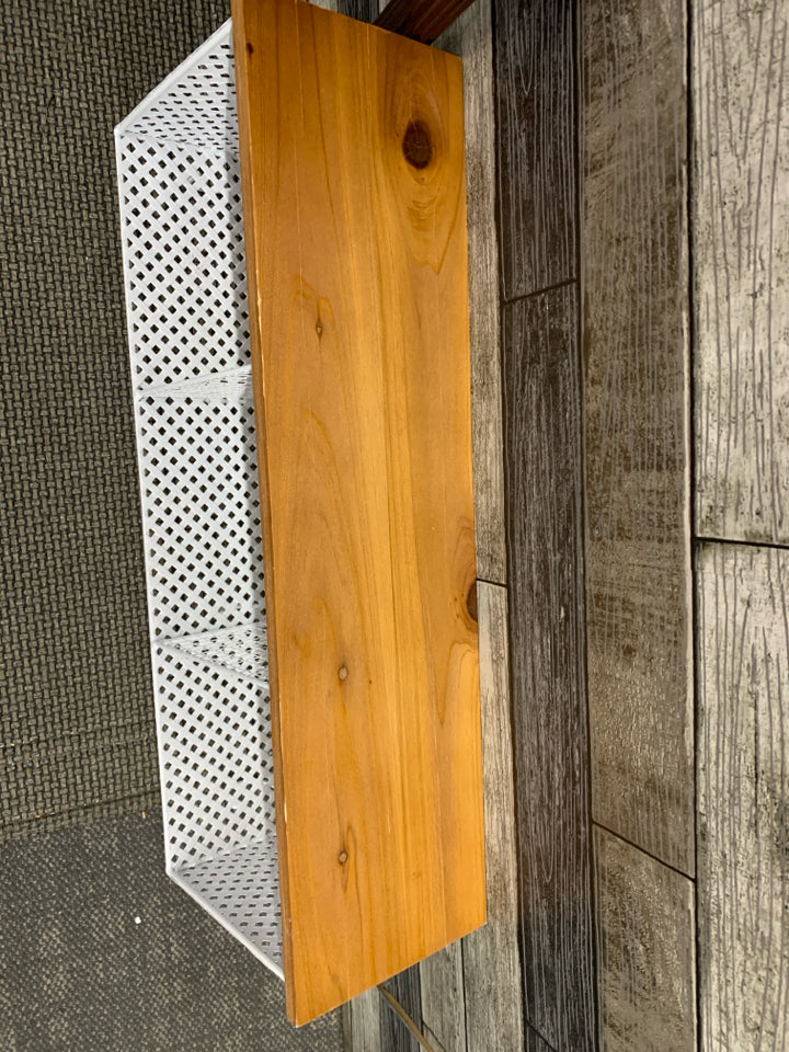 WHITE MESH WALL HANGING W 4 HOOKS AND CUBBIES.