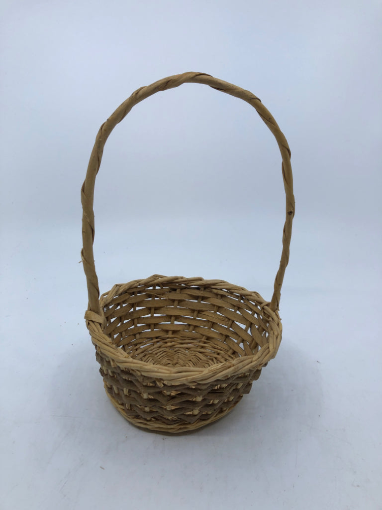 SMALL WICKER BASKET W/HANDLE.