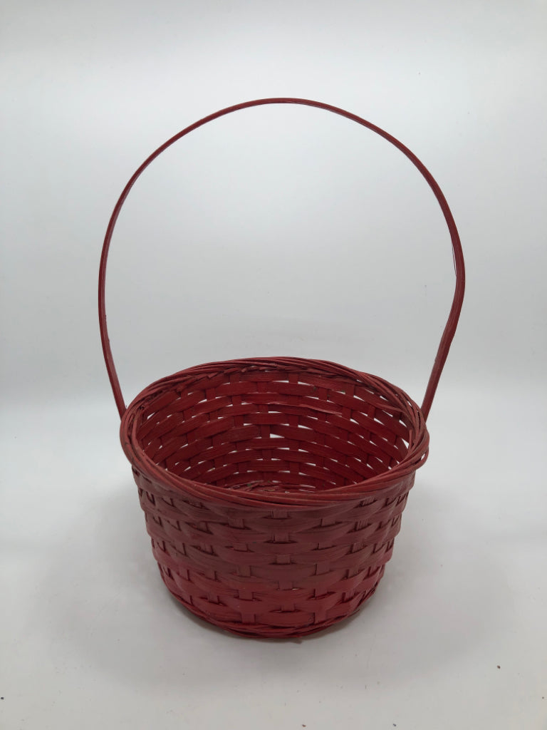 SMALL RED ROUND BASKET W/HANDLE.
